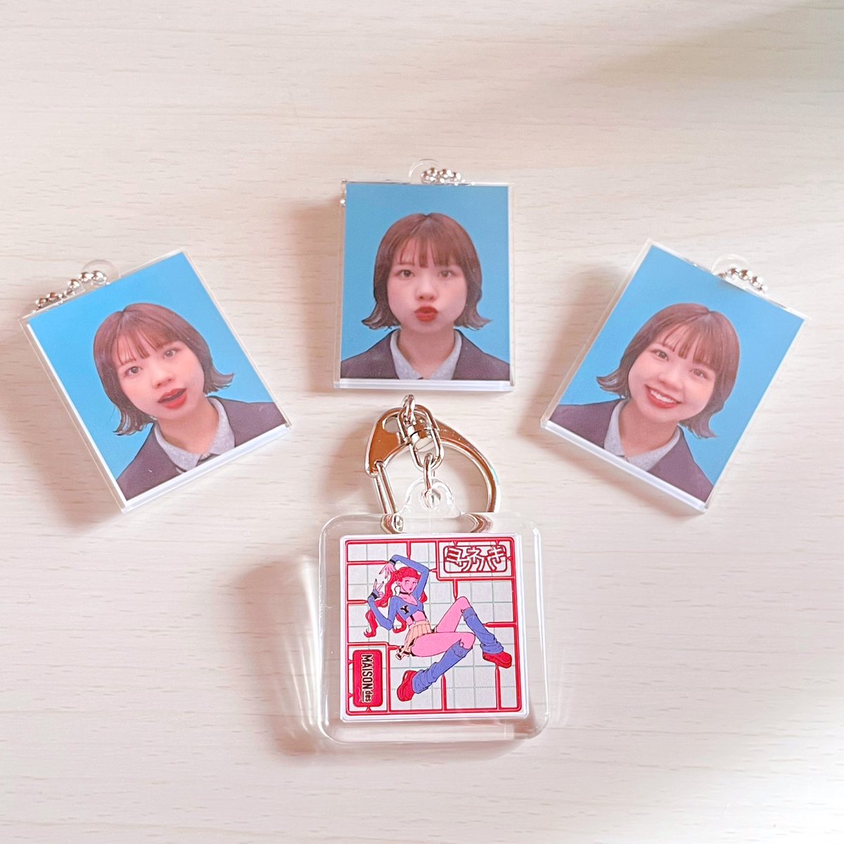 kamereon_ogou's tweet photo. MAISONdes行った方にランダムキーホルダーお譲りしていただいた😭🫶🏻
うれしいかわいいぃ🥹
(写真ちょっとピンクがけときました媚び)
#MAISONdesLIVE2 #ヨワネハキ #asmi https://t.co/KHLzchwMdP