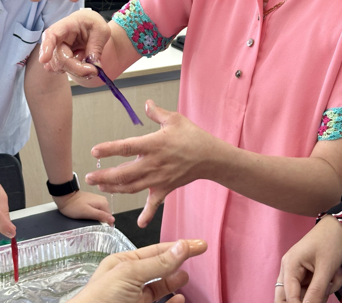 ASDAN combining Citizenship module with #britishscienceweek. "Caring about animals and the environment" gave us a chance to discuss oil spills in the ocean and the near impossible cleanup. Investigating about environmental science. <a href="/DubaiBritishEH/">Dubai British School</a> <a href="/ASDANeducation/">ASDAN</a> #DBS_STEAM