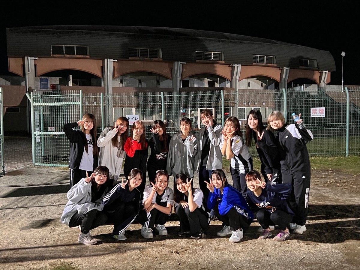 flippppppag's tweet photo. 練習風景の紹介です
練習では男女混合で楽しくサッカーをして、その後は男女で分かれて、男子はバチバチに女子は楽しく体を動かします
軽く運動をしたい人、しっかりサッカーやりたい人どちらも大歓迎です！！
 #春から文教
 #文教大学越谷キャンパス 
 #文教大学足立キャンパス https://t.co/vCyrtwFPHC