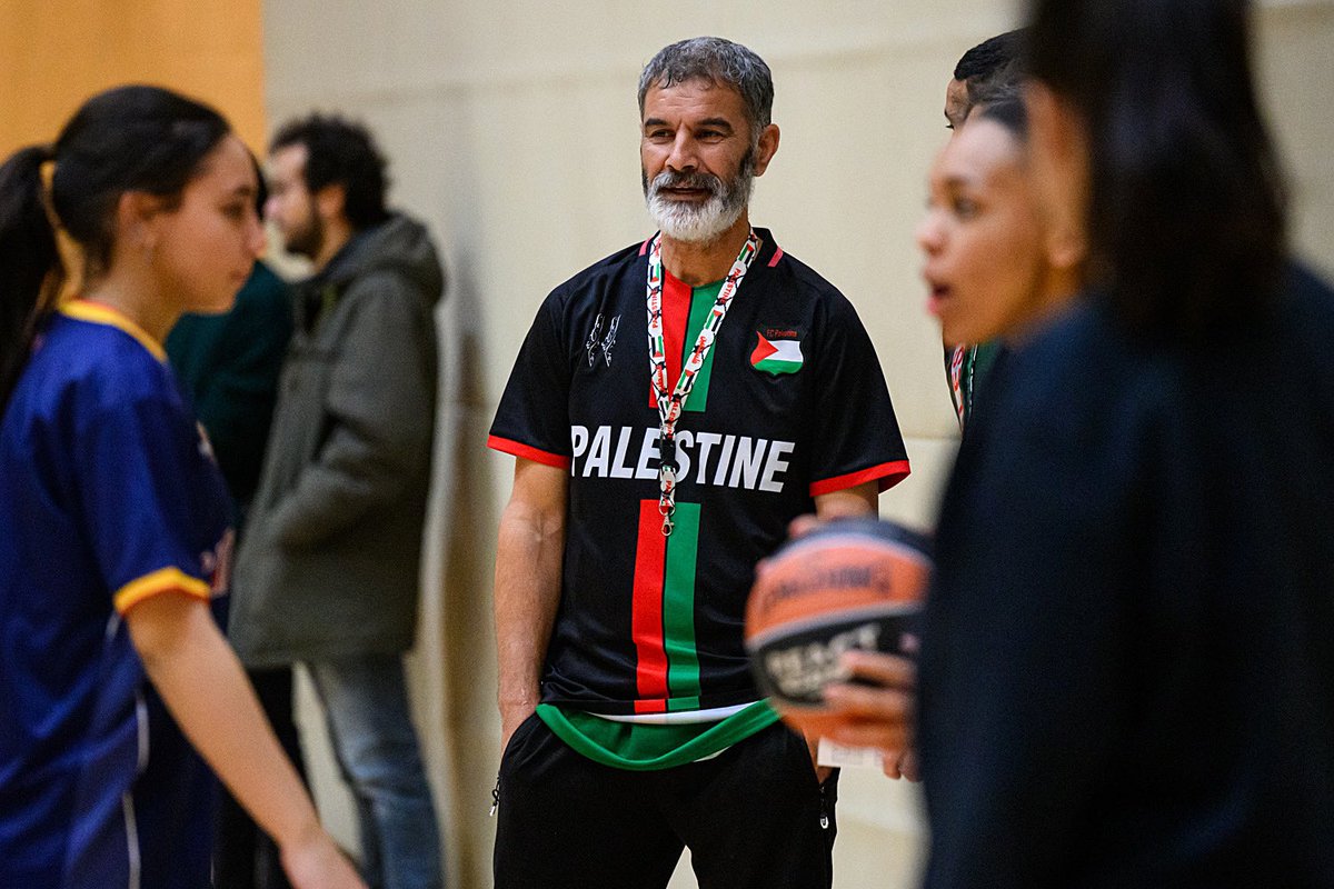 El pintor de façanes que va salvar un grup de noies d'un règim misògin

❤️‍🩹 MAJDI MAJZOUB va hipotecar tots els seus diners per protegir les joves d’un equip de bàsquet en un camp de refugiats | ara.cat/130_4baa7d