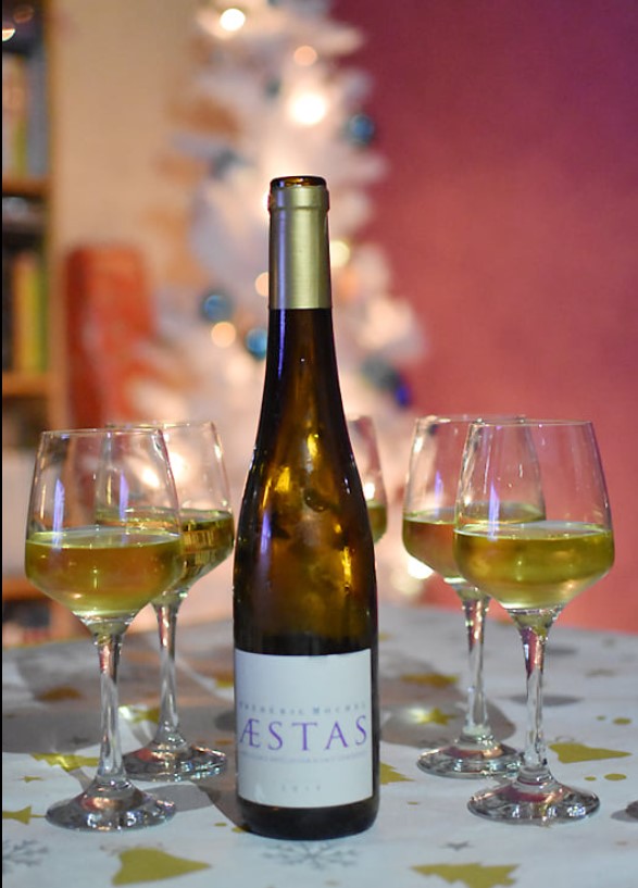 Aestas, which means 'summer', is one of our exceptional cuvées, made from over-ripened Gewurztraminer grapes

#gewurztraminer #aestas #fredericmochel #2015vintage #drinkalsace #alsacerocks #traenheim

(Photo : Florence l'écrivain)