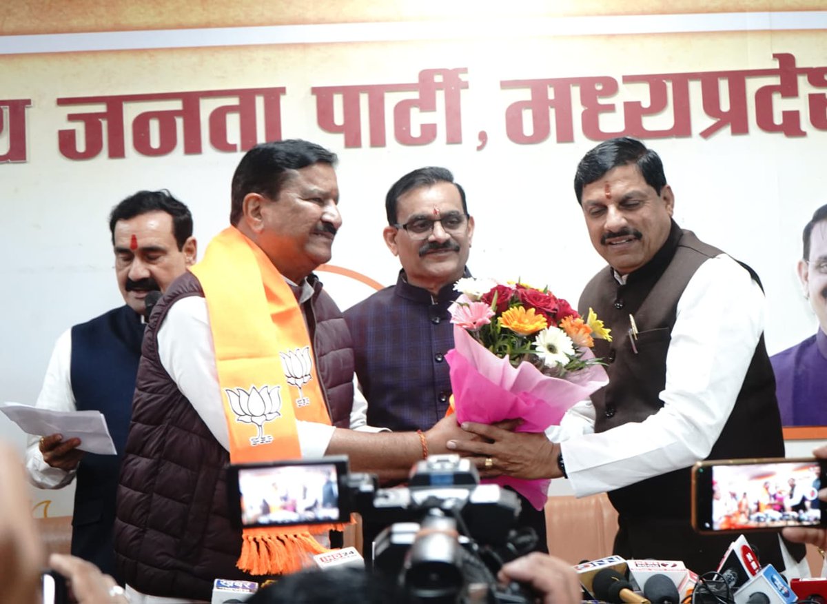 खुरई विधानसभा क्षेत्र से पूर्व विधायक श्री अरुणोदय चौबे जी के भाजपा में सम्मिलित होने पर मैं उनका हार्दिक स्वागत करता हूँ और भविष्य के लिए शुभकामनाएँ देता हूँ कि वो अपने लंबे राजनीतिक अनुभव का लाभ उठाते हुए भारतीय जनता पार्टी के सिद्धांत और आदरणीय प्रधानमंत्री श्री <a href="/narendramodi/">Narendra Modi</a>