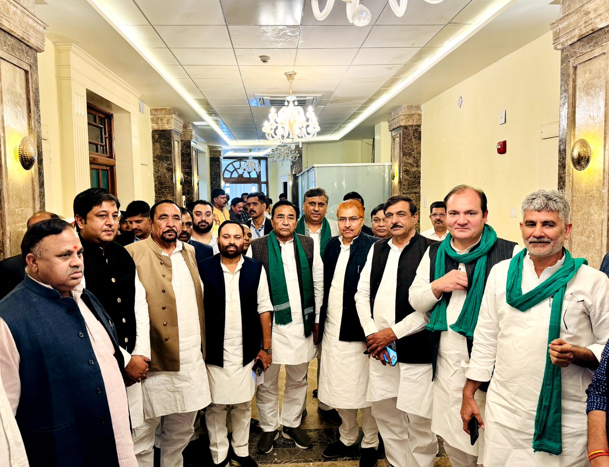 madanbhaiya_'s tweet photo. #Lucknow 
 आज @RLDparty के विधान परिषद के उम्मीदवार यौगेश चौधरी ने अपना पर्चा दाखिल किया। इस अवसर पर रालोद प्रदेश अध्यक्ष सहित पदाधिकारी एवं पार्टी के सभी माननीय विधायकगण भी शामिल रहे । https://t.co/2zcs0hyKOH