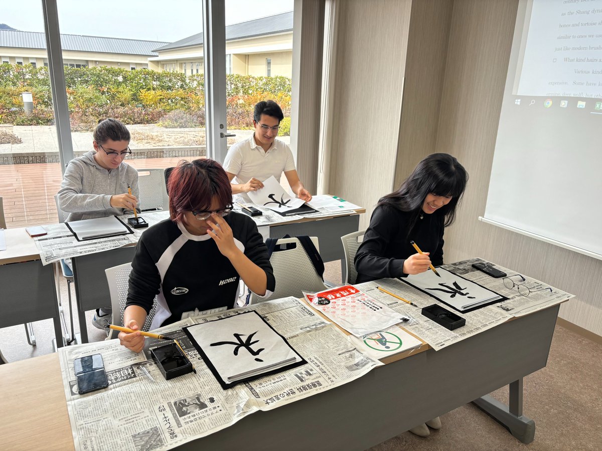kuas_e's tweet photo. こんにちは！京都先端科学大学工学部です。
９月に入学した留学生は、春休み期間中も日本語の授業に取り組んでいます😊
本日は書道の授業がありました🖌️
みなさん上手に、楽しそうに書いていました👏✨ https://t.co/9NluJmjVNA