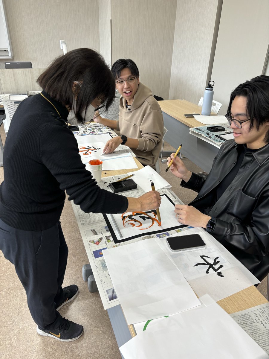 kuas_e's tweet photo. こんにちは！京都先端科学大学工学部です。
９月に入学した留学生は、春休み期間中も日本語の授業に取り組んでいます😊
本日は書道の授業がありました🖌️
みなさん上手に、楽しそうに書いていました👏✨ https://t.co/9NluJmjVNA