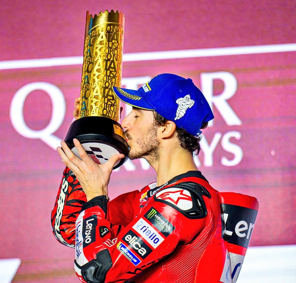 Ancora lui, sempre lui! La #MotoGP riparte nel segno di un dominante #Bagnaia. Il campione del Mondo, su #Ducati, si aggiudica il #QatarGP all'esordio stagionale, al termine di una gara da incorniciare. Un'altra grande emozione, l'ennesima. Applausi a @PeccoBagnaial @federmoto