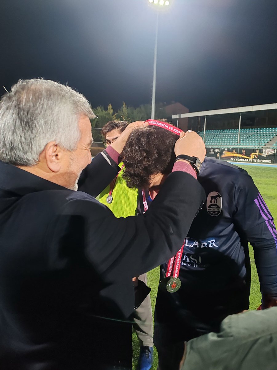 YDV Ankara Gençlik futbol turnuvasında Hacı Bayram-ı Veli ve Mamak Yurtlarımız arasında oynanan final maçının galibi Mamak Yurdu oldu. Final maçını seyreden Şube Başkanı Ali Toköz, Şube Yönetimi ve Yurt Yönetimi Kupa ile birlikte futbolculara tatlı ve hediyelerini takdim etti.