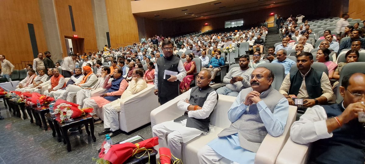 schaurasiabjp's tweet photo. "विकसित बिहार से ही बनेगा विकसित भारत"

आज देश के यशस्वी प्रधानमंत्री आदरणीय श्री Narendra Modi  जी ने 1 लाख करोड़ रुपए से अधिक की 114 सड़क परियोजनाओं का लोकार्पण और शिलान्‍यास किया। इस कार्यक्रम में सम्मिलित हुआ। 
#PragatiKaHighway 
#Modiji4Bihar 
#NDADevelopingBihar https://t.co/0hwcuOpQtR