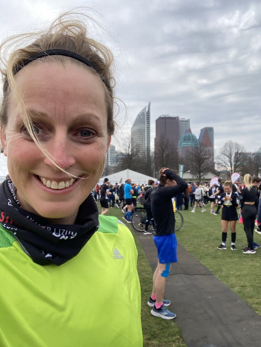 Als je gisteren spontaan en ongetraind de halve #CityPierCity marathon hebt gelopen, mag je dan vandaag met de lift ipv de trap naar het perron? 
*ik vraag dit voor mezelf
Wel genoten en nu nagenieten ;)
#maandagochtend