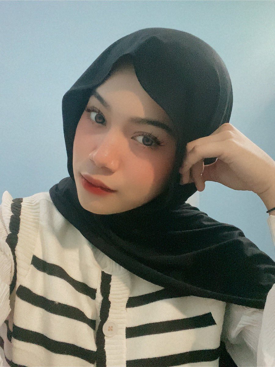 ambyarkids's tweet photo. Pashmina kaos ter pw yang aku punyaa 🥹🫶🏻 bahannya flowy mleyot gitu, jahitannya rapih bgt dan panjangnya pas buat akuu, terus warnanya juga bagus bagus bgt huhu

🛒 https://t.co/L8ECKYK2qY https://t.co/IaYhPhCUJS