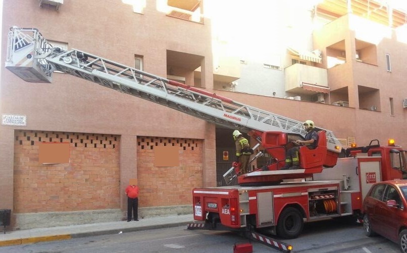 PoliciaMairena's tweet photo. Acudimos en apoyo a @SPEISdeAljarafe para entrar en el domicilio de un varón (75) que pide auxilio y no puede abrir la puerta de la vivienda. A través de la #Autoescala se accede al interior y se atiende por servicios sanitarios, siendo trasladado a @HSJD_Aljarafe https://t.co/SQ7Of39zJp