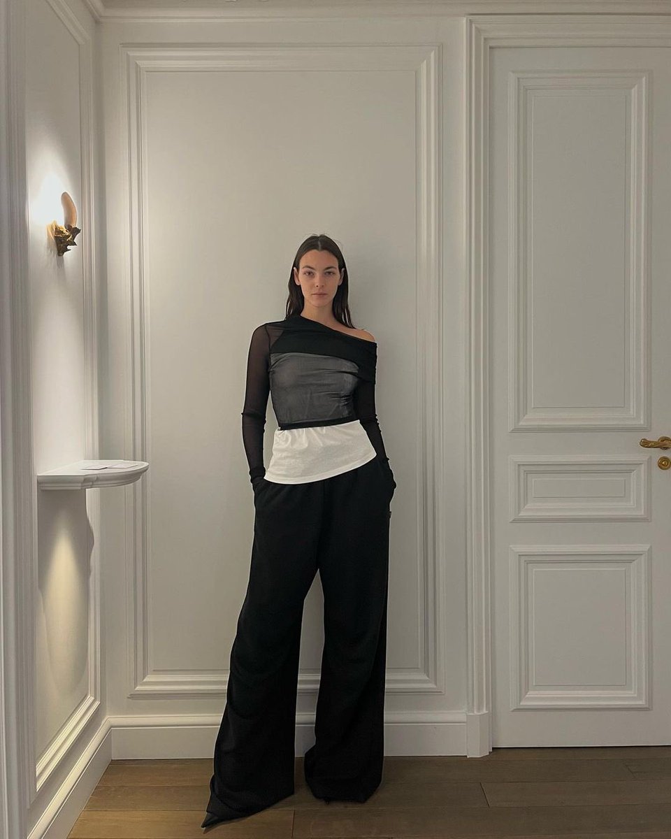 VittoriaCTH's tweet photo. Vittoria Ceretti ลองเสื้อผ้าสำหรับใส่ในช่วง Paris Fashion Week ใครที่เห็นลุค street style ของ Vittoria  สไตลโดย Natasha Dolvin 
#vittoria #vittoriaceretti #Fashionmodel #Model #Fashion  #runwaymodel  #fashionstyle #นางแบบ #kendalljener #style #beautiful #gigihadid #bellahadid https://t.co/YyXVRTxAC8