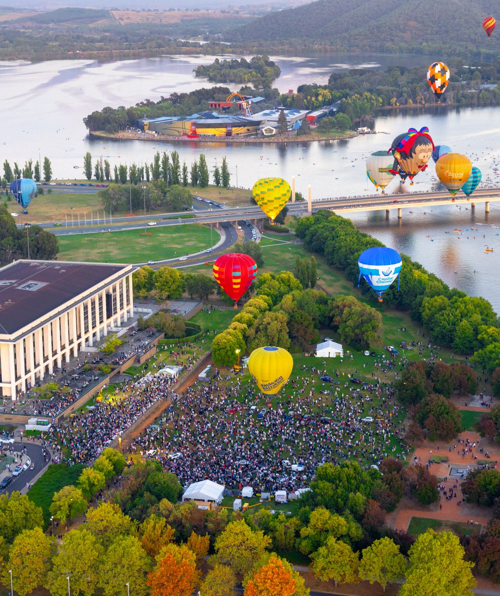 #Happybirthday, my dear @visitcanberra! What a fantastic turnout it was this morning to celebrate your very special day.
Thanks again, @BalloonCanberra & @airballoon0721, for such a wonderful flight.

🎈❤️🎈
.
 #sunrise #balloonspectacular #hotairballoon  @nlagovau @nma