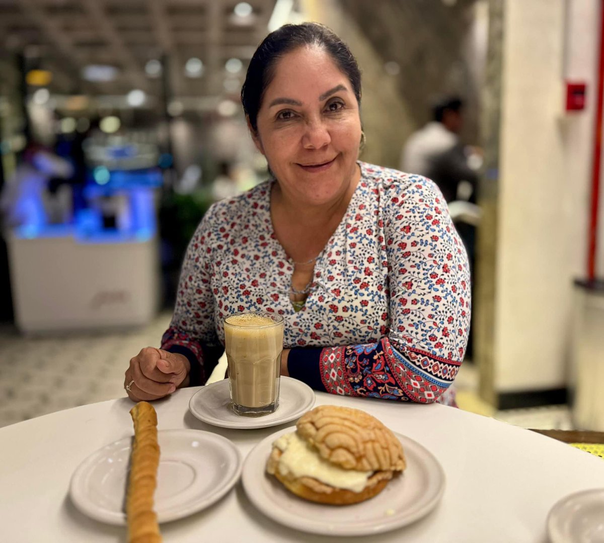 clautee's tweet photo. Terminamos la semana con un típico cafecito  del puerto de Veracruz, muchas gracias Minatitlán, Jáltipan, Las Choapas, Xalapa, Coatepec y Acayucan por su amor y cálido recibimiento. ☕️🥨

¡Excelente noche amigas y amigos! 

#ClaudiaTelloSenadora https://t.co/1BzVsY1Zqs