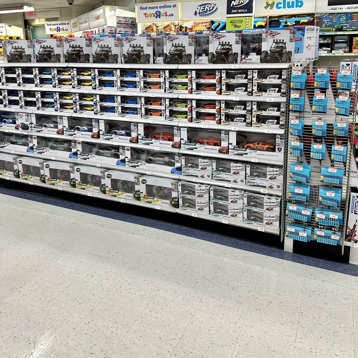 T3XACAN0's tweet image. Updated the Addo Xceler8 R/C aisle (added more 1:24 R/C vehicles) 🎮🚗🚙🏁 
(🔋Batteries not included)
📸: TAKEN: DECEMBER 5, 2023
📌: POST: MARCH 10, 2024
#toysruscanada #sherway #vehicles #rexclusive #remotecontrol #rc #addo #addoplay #xceler8 #rallypanther #bugattichiron