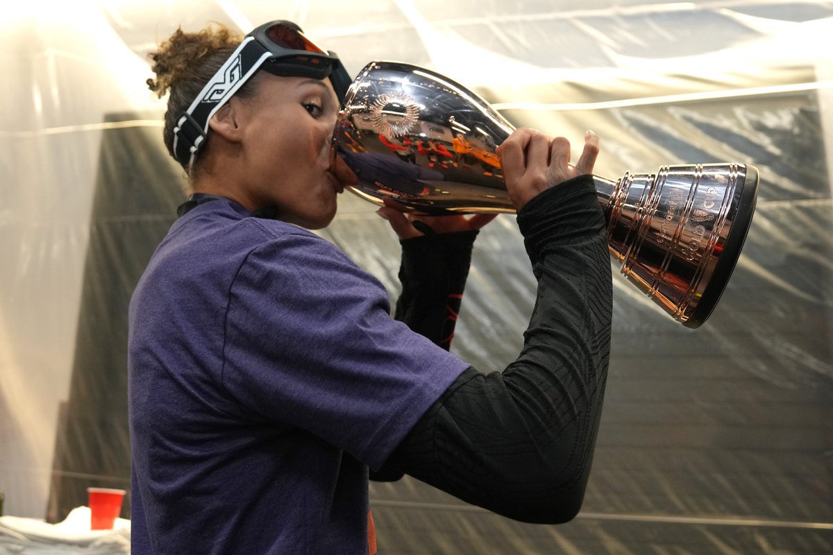 WGolazo's tweet photo. The vibes are unmatched in the @USWNT lockerroom 😎🇺🇸🍾 https://t.co/Z5n9DI1Q2z