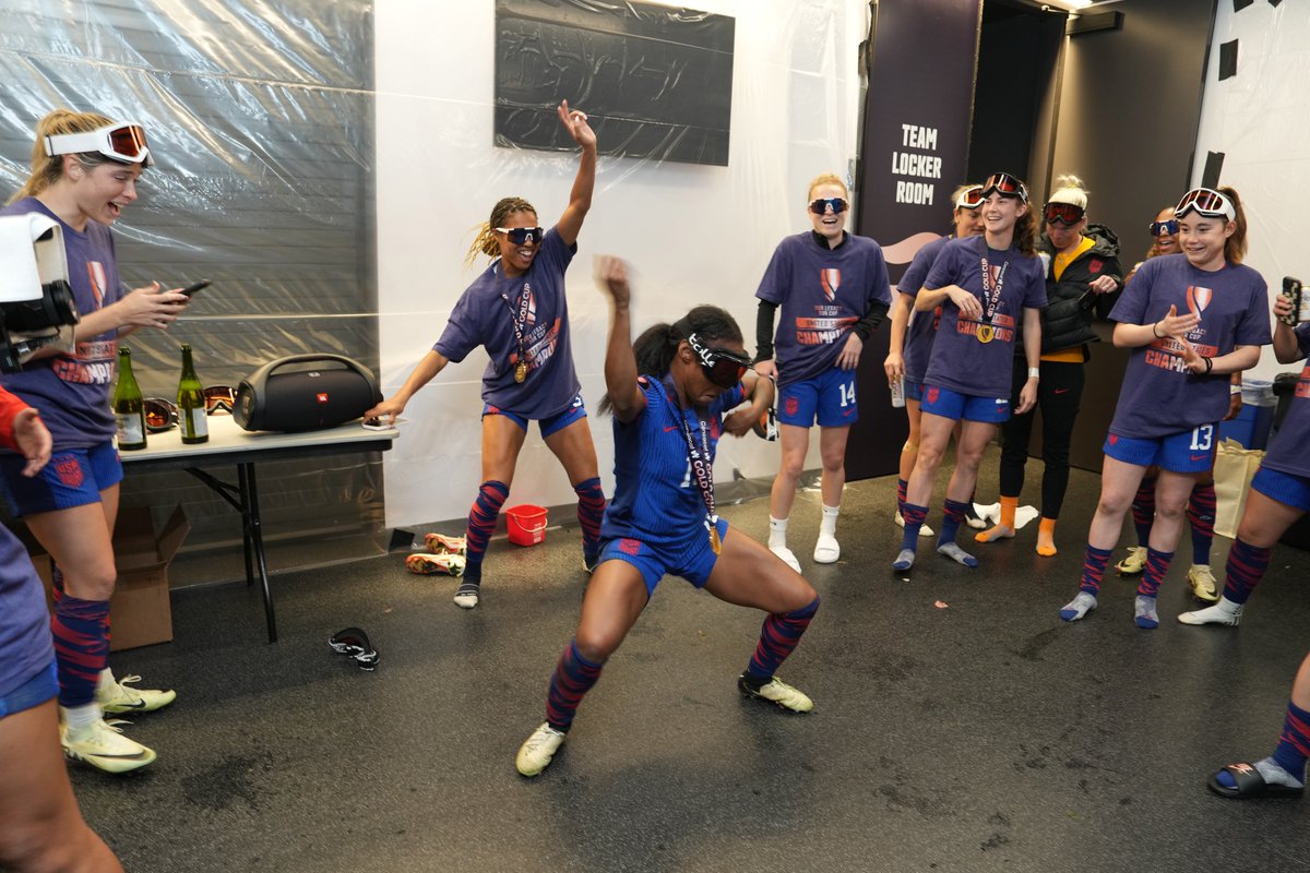 WGolazo's tweet photo. The vibes are unmatched in the @USWNT lockerroom 😎🇺🇸🍾 https://t.co/Z5n9DI1Q2z