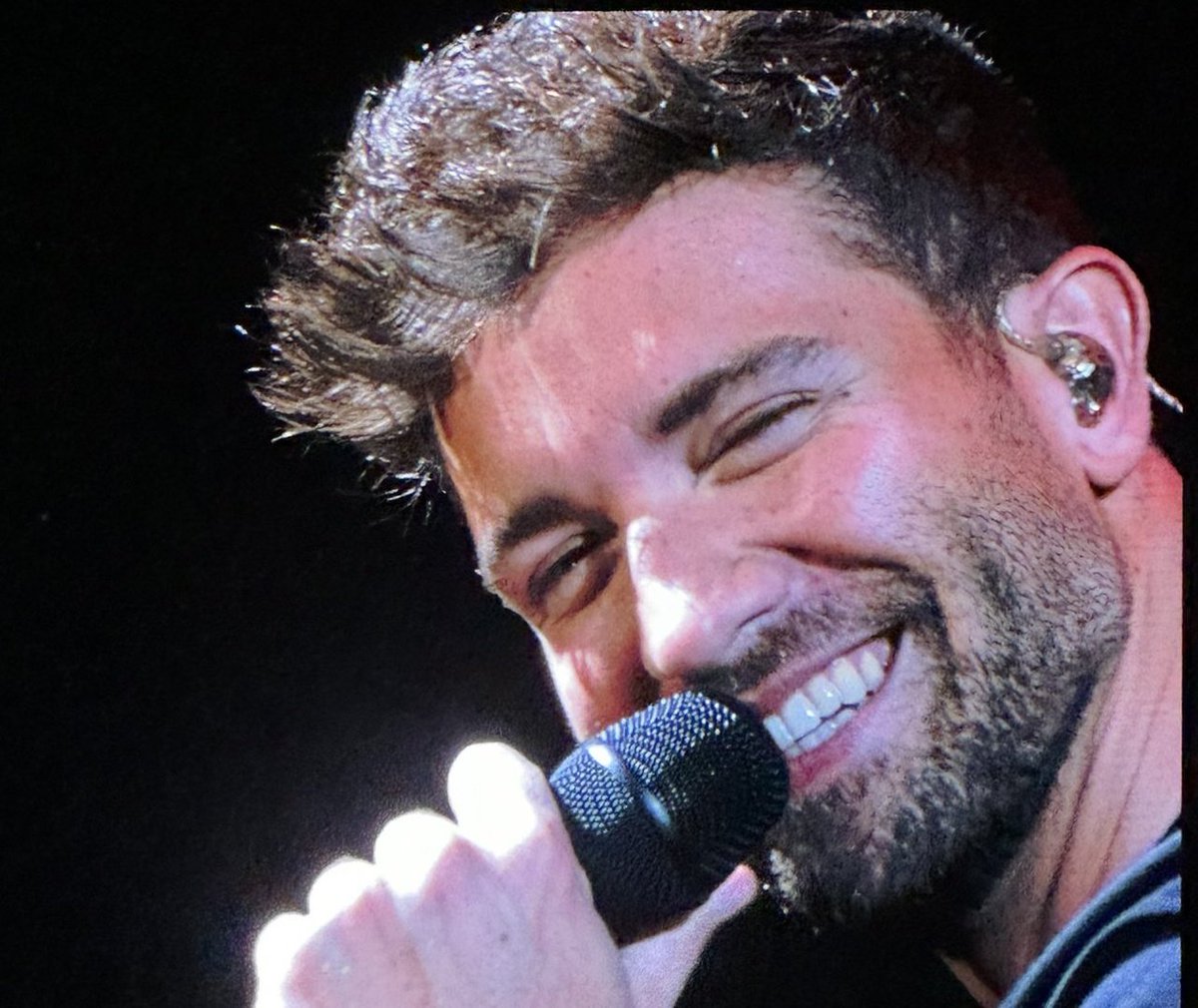 Que bonito <a href="/pabloalboran/">Pablo Alborán</a> ❤️🤏

#FinDeGira
#LaCuartaHoja