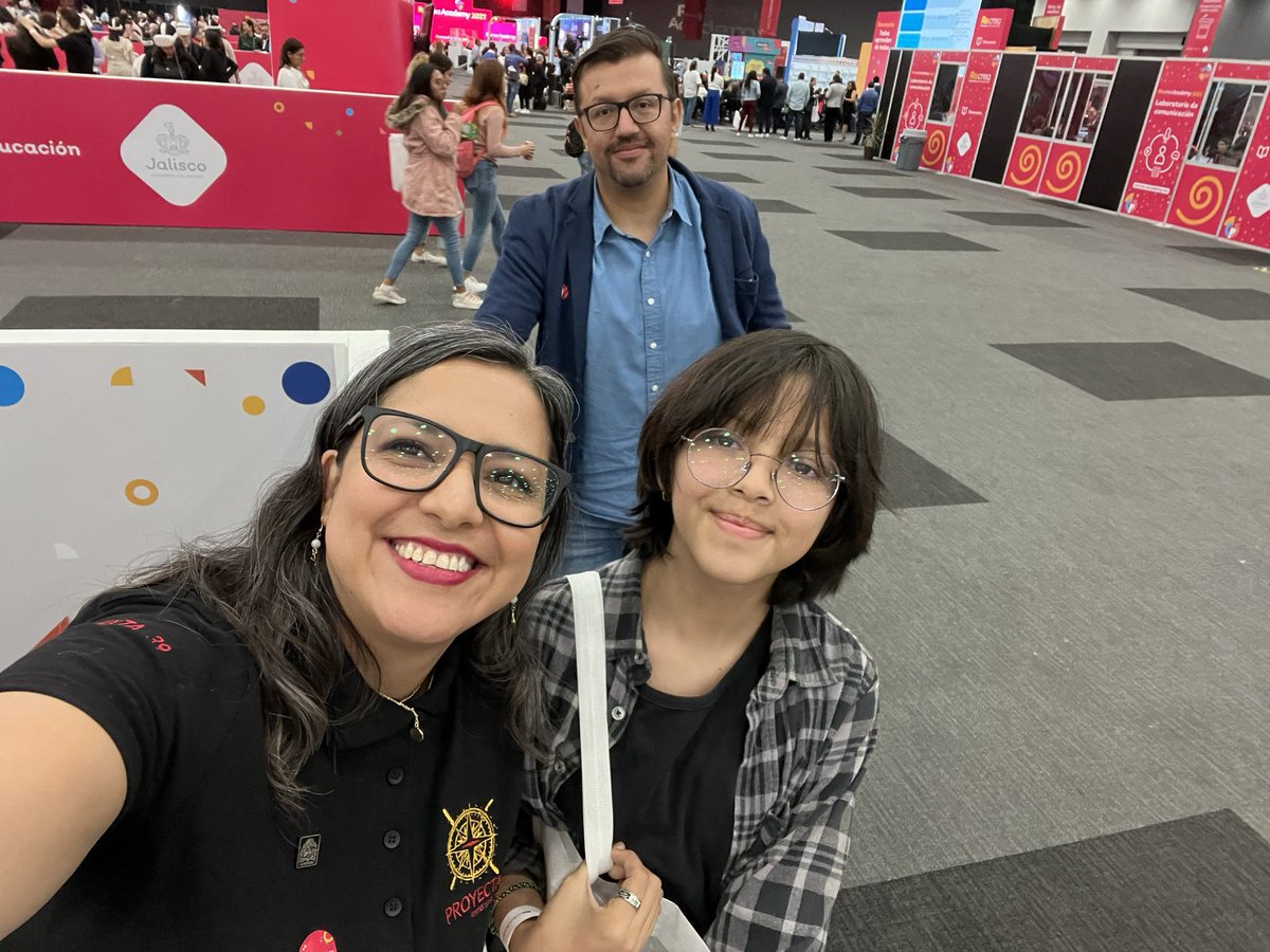 Momoregresa's tweet photo. Como madre de familia estoy agradecida de los espacios que en literatura y creatividad ha generado #Recrea ya que permitió a mi hija desarrollarse en la escritura y formar parte de #RecreaTalento por eso y más #SomosRecrea y confiamos en el proyecto de #EducaciónJalisco https://t.co/nqqVAhDyfr