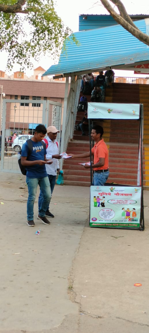jhswabhiman's tweet photo. Transit Migrants being made aware on #HIV by our PORW at Ranchi Railway Station. 

@NACOINDIA 
@JharkhandAids 
@HLTH_JHARKHAND 
@dr_bhakat 
@satyabokaro https://t.co/tyS4fOQZ7O