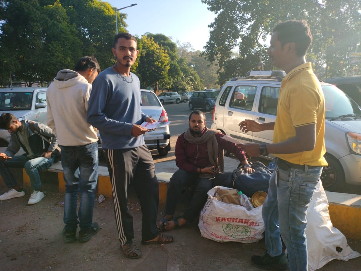 jhswabhiman's tweet photo. Transit Migrants being made aware on #HIV by our PORW at Ranchi Railway Station. 

@NACOINDIA 
@JharkhandAids 
@HLTH_JHARKHAND 
@dr_bhakat 
@satyabokaro https://t.co/tyS4fOQZ7O