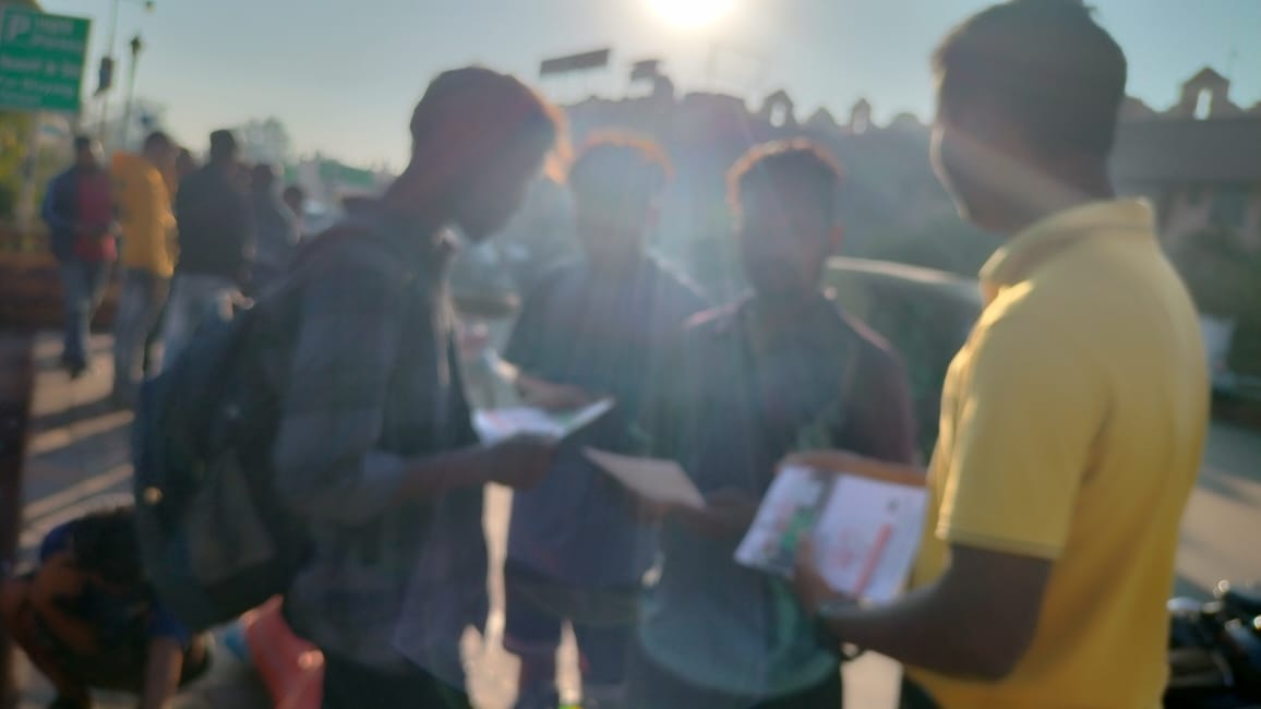 jhswabhiman's tweet photo. Transit Migrants being made aware on #HIV by our PORW at Ranchi Railway Station. 

@NACOINDIA 
@JharkhandAids 
@HLTH_JHARKHAND 
@dr_bhakat 
@satyabokaro https://t.co/tyS4fOQZ7O