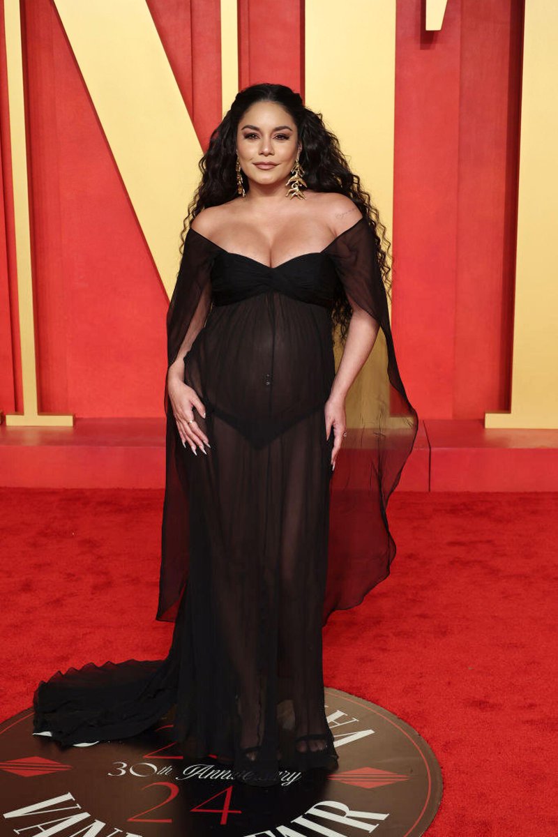 vahudgensbr's tweet photo. MOTHER! Vanessa Hudgens no red carpet da Vanity Fair Oscars Party. https://t.co/0gcfqCv5HC