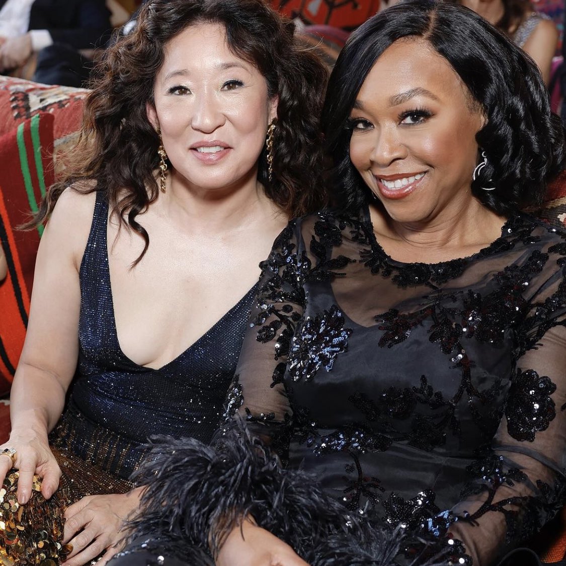 PAGE CARDIO! 

Sandra Oh e Shonda Rhimes hoje juntinhas na after party do #Oscars promovida pela Variety
