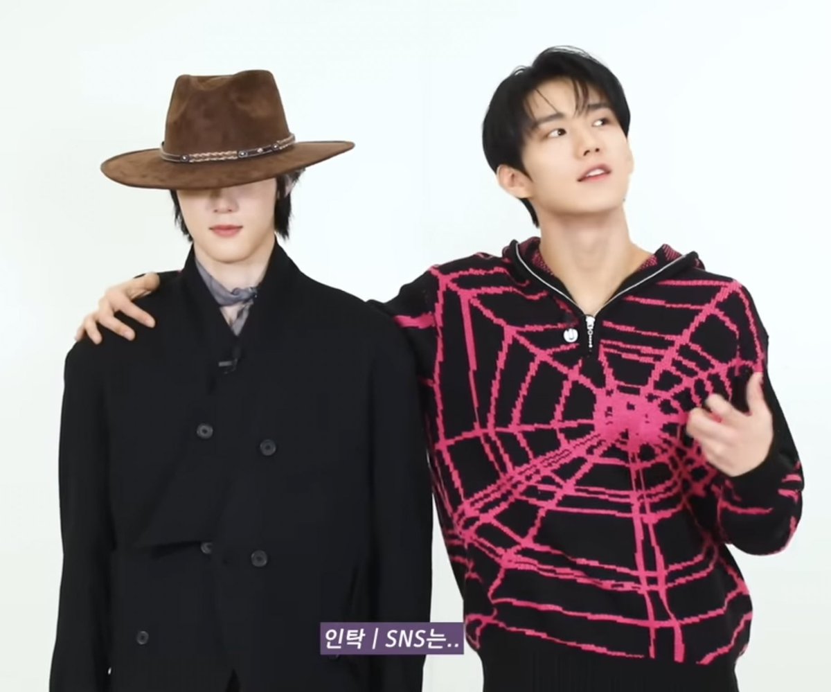 overcookingman's tweet photo. 탄지로 페도라에 무잔 머리쪽에 넣어서 무잔은 앙이라하고 탄지로는 개좋아함 페도라 ㅈㄴ큼 https://t.co/tcOaOYahGQ
