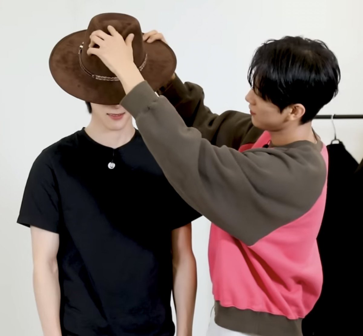 overcookingman's tweet photo. 탄지로 페도라에 무잔 머리쪽에 넣어서 무잔은 앙이라하고 탄지로는 개좋아함 페도라 ㅈㄴ큼 https://t.co/tcOaOYahGQ