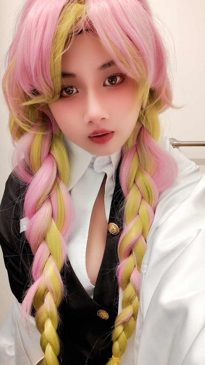 Snivyuu's tweet photo. 💖🌸Haven't posted in awhile but things are doing good here a tad peak of my mitsuri cosplay for Galaxy con 💖🌸 #MitsuriKanroji #demonslayer #mitsuri #galaxyconrva #cosplay #cosplayer https://t.co/NkAKw5V6ef