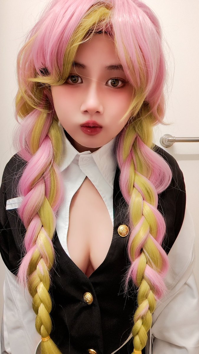 Snivyuu's tweet photo. 💖🌸Haven't posted in awhile but things are doing good here a tad peak of my mitsuri cosplay for Galaxy con 💖🌸 #MitsuriKanroji #demonslayer #mitsuri #galaxyconrva #cosplay #cosplayer https://t.co/NkAKw5V6ef