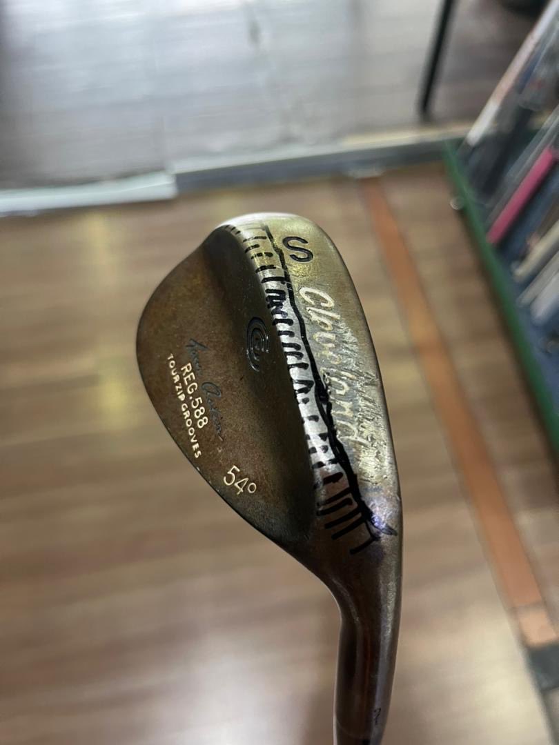 hidegolf_my's tweet photo. ウェッジのソールをマレーシアのTPS GOLFさんに削ってもらいました。削りのセンスと技術に感動👍
#マレーシアゴルフ
#ゴルフ #ゴルフレッスン #マレーシア #マレーシア移住 #テンプラーパーク #ゴルフスイング #golflesson #malaysiagolf #templerpark #malaysia #golf #golfswing https://t.co/ID8eGOBCUp