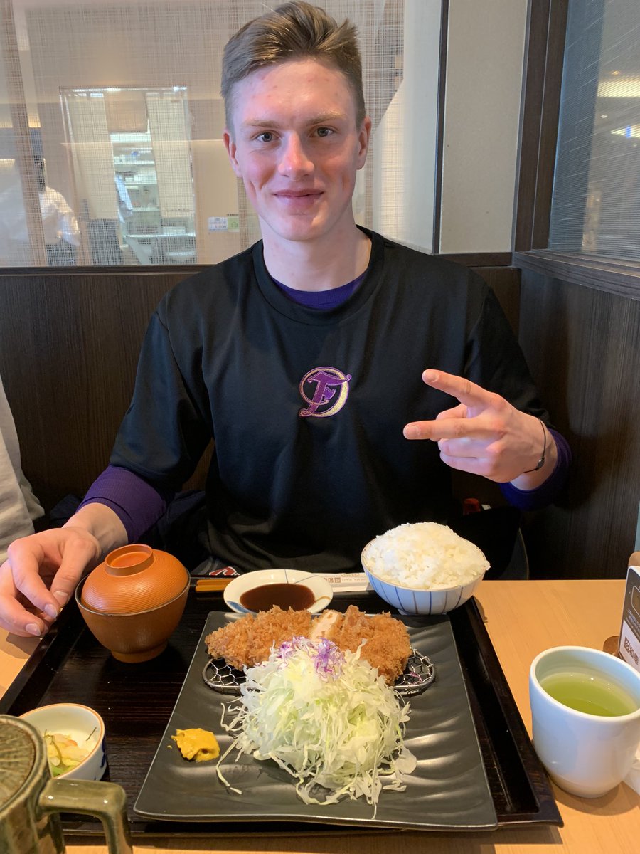神奈川フューチャードリームス入団後の初試合で二塁打を放ったミラン・プロコップ選手。

人生初のとんかつを注文。