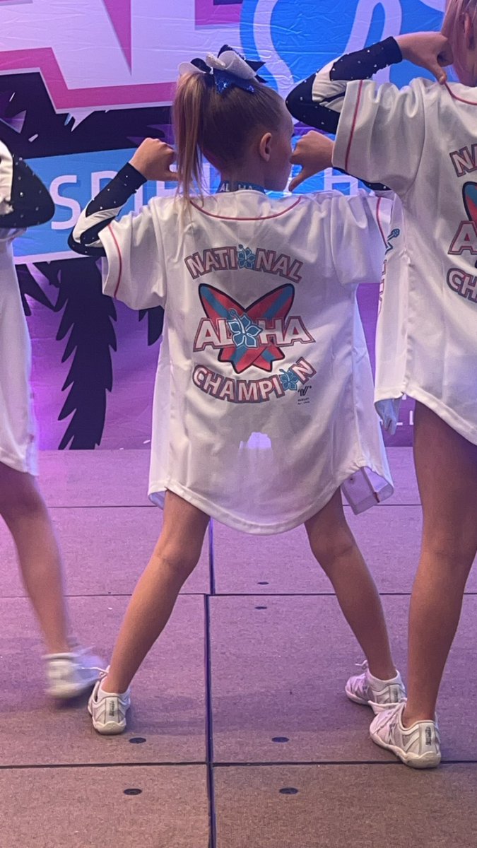 tatum_hoff8's tweet photo. She was so happy her Daddy was able to come to a competition and even better see her become an Aloha National Champion! 🩷🩵 @CoachHoffNMMI https://t.co/o8e8EJ7ipB