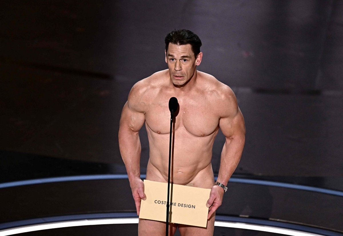 sil_fernandez_'s tweet photo. 💫 Mis mejores momentos de los #oscar2024 (1/2)

💄Uno de los ganadores a Mejor maquillaje saludando a su hija en las gradas.

👗 John Cena presentando el premio a Mejor vestuario solo tapado con el sobre del ganador.

🥂 El brindis de Guillermo https://t.co/cCcA5EFt96