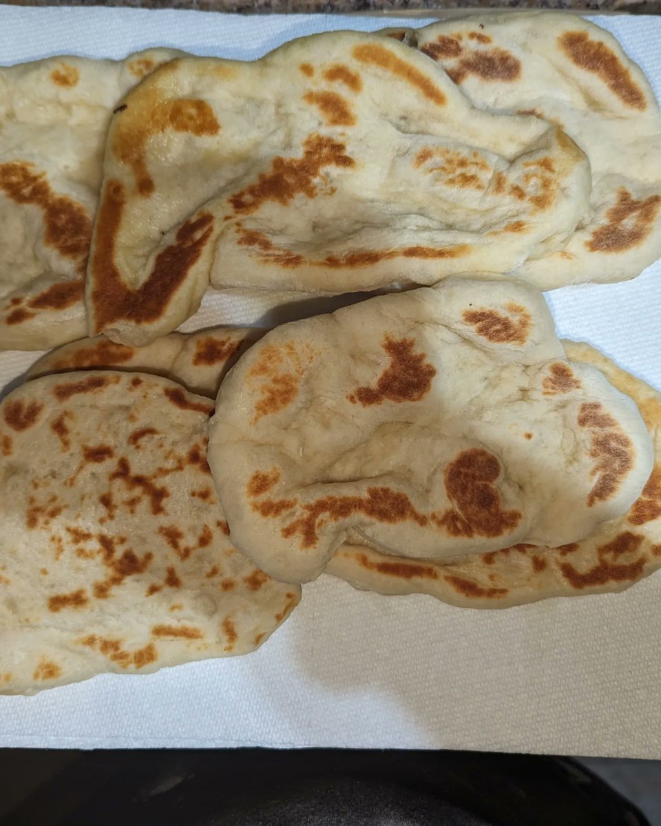 Princess__Fiona's tweet image. Day 70 of #100DaysOfHappy 

Cozy Sunday ☺️

I spent the morning reading in bed, and then did some meal prep, and made some homemade naan and a loaf of bread. If anyone has figured out the trick to making the bread and then not eating it all, I would love to know 😂