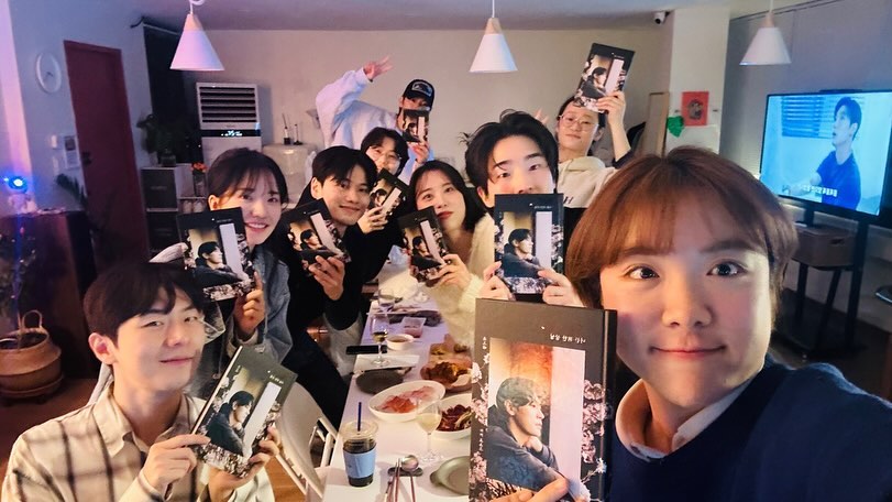 angelmon_Pp's tweet image. 240311 팀시에러!!!!
재챤이랑 셔함이랑!!! 박셔함작가님 책받는다구 모였어🥹🫶🩷!!!
맨뒤에 패딩 재챤이 + 맨앞에 검정모자 셔함이!!!!ㅠㅠㅠㅠ
#시맨틱에러 #semanticerror