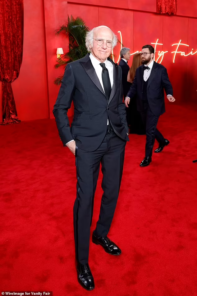 ProManimalUnity's tweet photo. Larry David stuns in new photos from the 2024 Vanity Fair Oscar Party https://t.co/kVblNKmufK