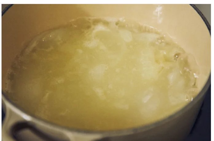 mamiimai_gohan's tweet photo. 【水、バター、塩だけの新玉葱のスープ】

新玉葱　2こ（約450g〜500g)
塩　小さじ１
バター　５g
水　半カップと300mlから400ml

今が旬の新玉ねぎ。ただ大きく切って蒸し煮するだけ。驚くほど甘く豊かなスープが出来ます。

レシピ→

https://t.co/1Upv4dck9c https://t.co/jZss41Xmz4