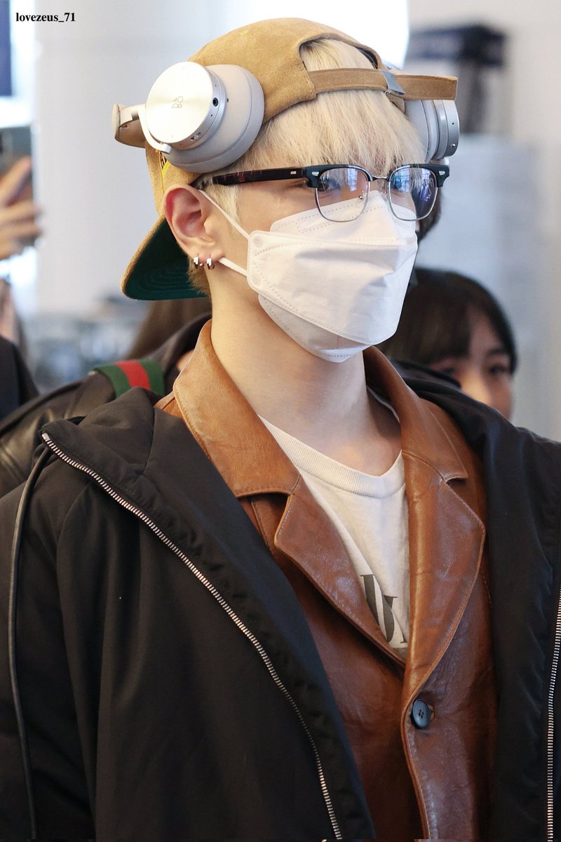 tttyongie's tweet photo. CUTLER AND GROSS
Kingsman Merlin's Square Frame Acetate and Silver Tone Optical Glasses in Black https://t.co/TQXTcrNuoD