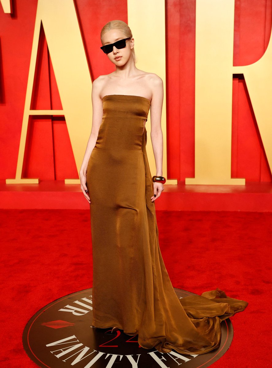 viraltakes's tweet photo. ROSÉ at Vanity Fair's Oscars after-party. https://t.co/5YMtMIzgim