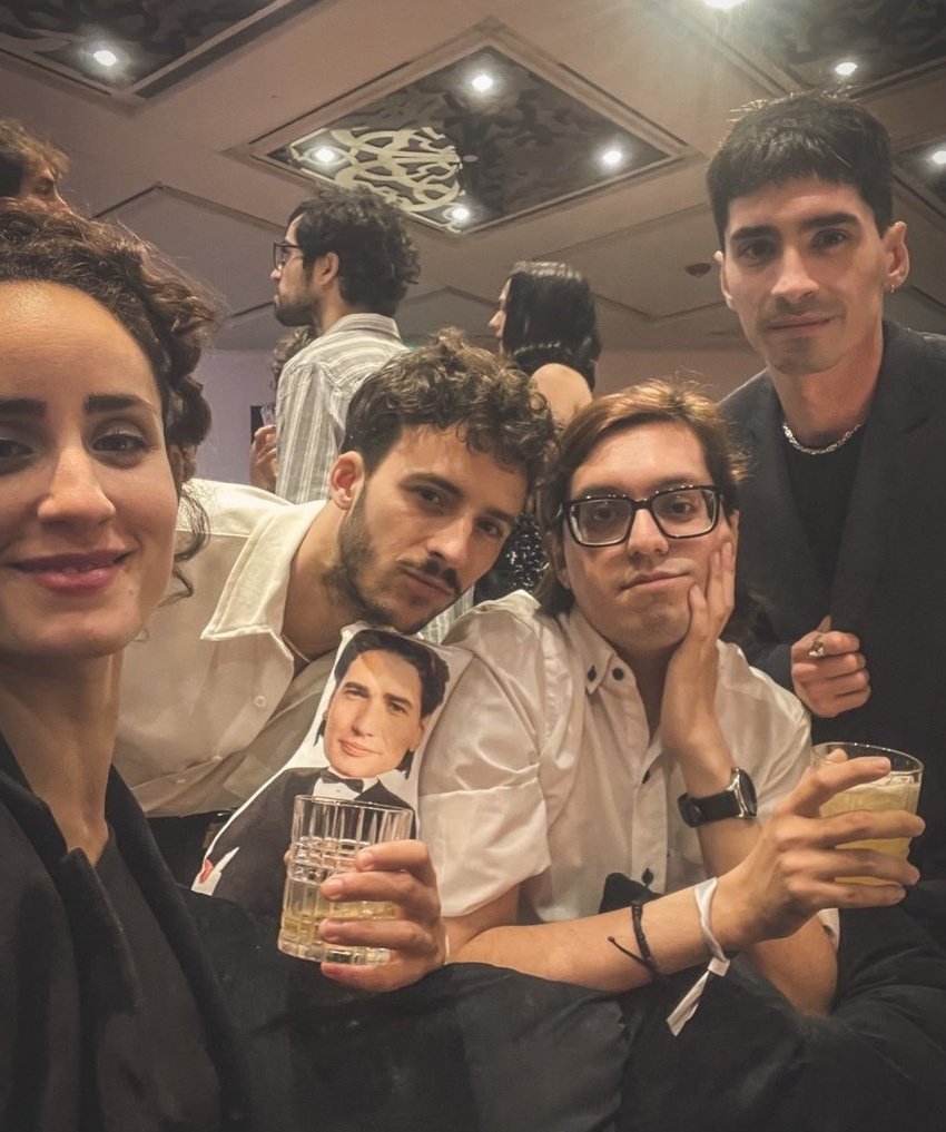 hollandbri_'s tweet photo. Iban con un almohadon de enzo JAJAJAJAJJ https://t.co/RlMpANhHVd