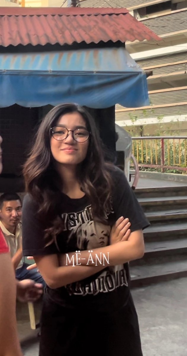 Belle in specs!! I'm inlove 😩❤️

SHEYYTT AMPOGII #BelleMariano 
Me: iloveeyouu
Belle:love u😘