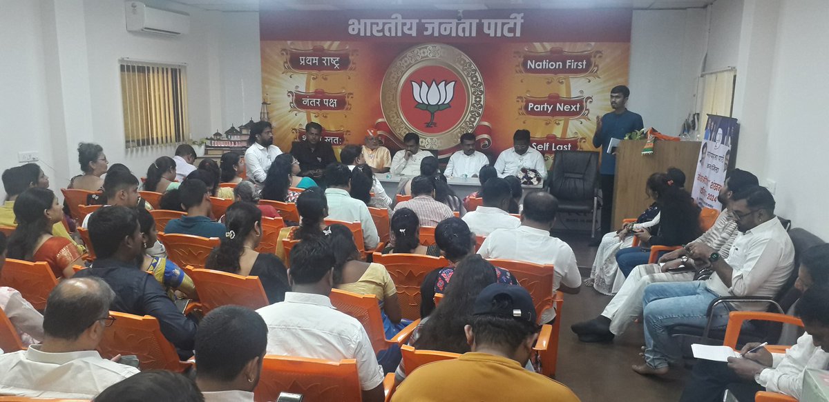 Abhikapshikar's tweet photo. हे सांगितले, तसेच @BJP4India @BJP4Maharashtra @Dev_Fadnavis यांच्या विरुद्ध होणाऱ्या अप प्रचाराला कसे उत्तर द्यायचे हे सांगितले. उपस्थितांना मंत्री #Ravindra_Chavan यांनी पण मोलाचे मार्गदर्शन केले. @BharatRaut_BJP
@GogriBeena @SunainaHoley @Kailassuryawan @Suraj31695283 #Dombivli https://t.co/lfOHpKp34Z
