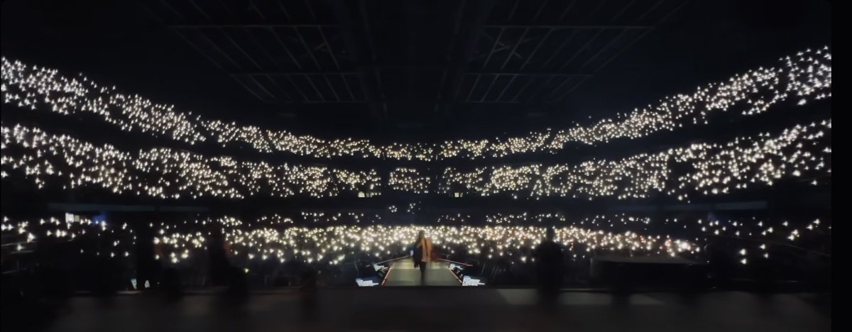 LauraPausini's tweet photo. Bogotà , Colombia 
Mil lagrimas Por todo este amor 🇨🇴 GRACIAS https://t.co/m00qHgczGU