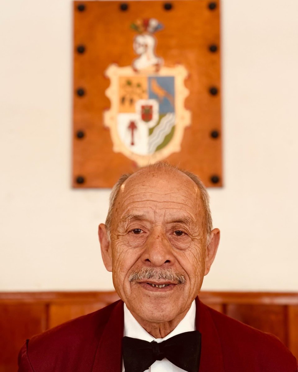 Descubre el encanto y la excelencia en el servicio de nuestro mesero estrella, Don Ruben Rivas. ¡Una experiencia gastronómica inigualable te espera en nuestro restaurante!