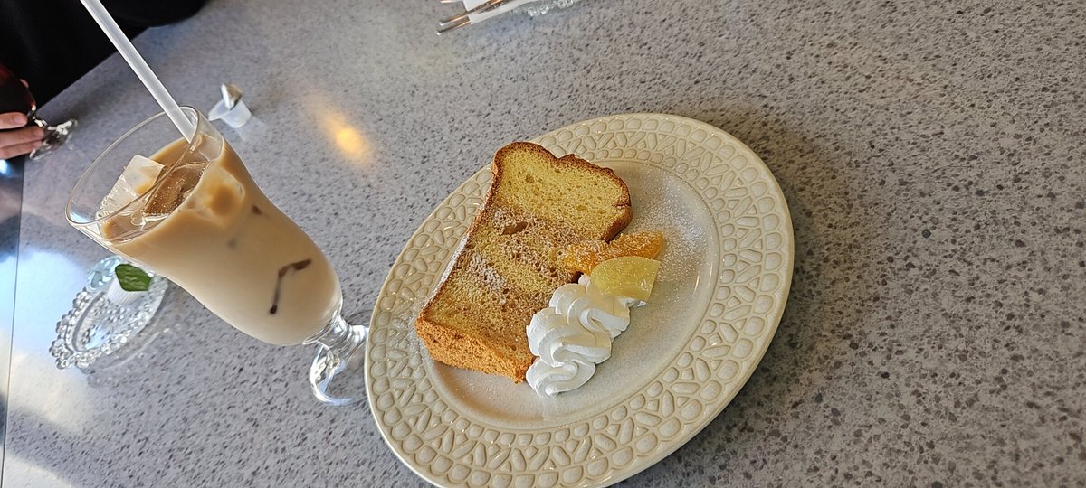 kamakurada's tweet photo. 朝にホテルのビュッフェ食べすぎて
お昼はシフォンケーキ!甘すぎず美味しかった(,,•﹏•,,)
#湯村温泉 #Cafe98℃ https://t.co/BmQsO38dHG