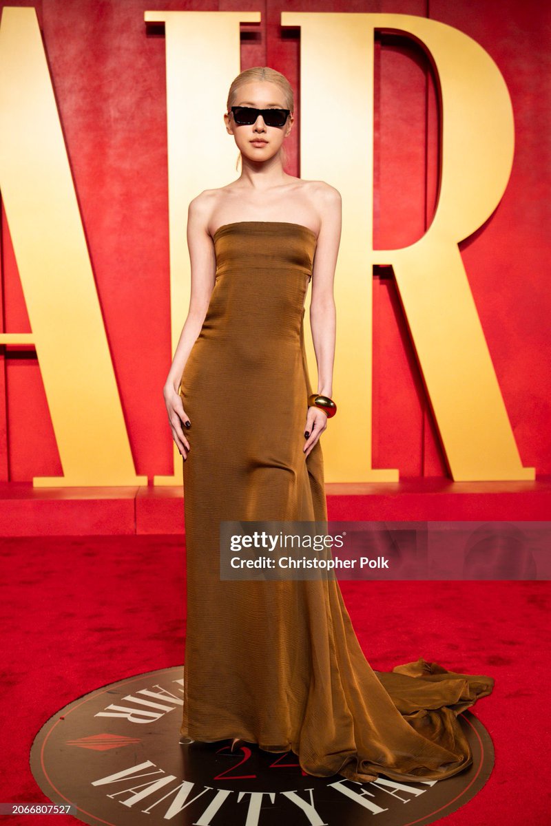 Jeff__Benjamin's tweet photo. Rosé of @BLACKPINK commands the spotlight at the @VanityFair @Oscars Party in Beverly Hills https://t.co/zY8SuZw98j