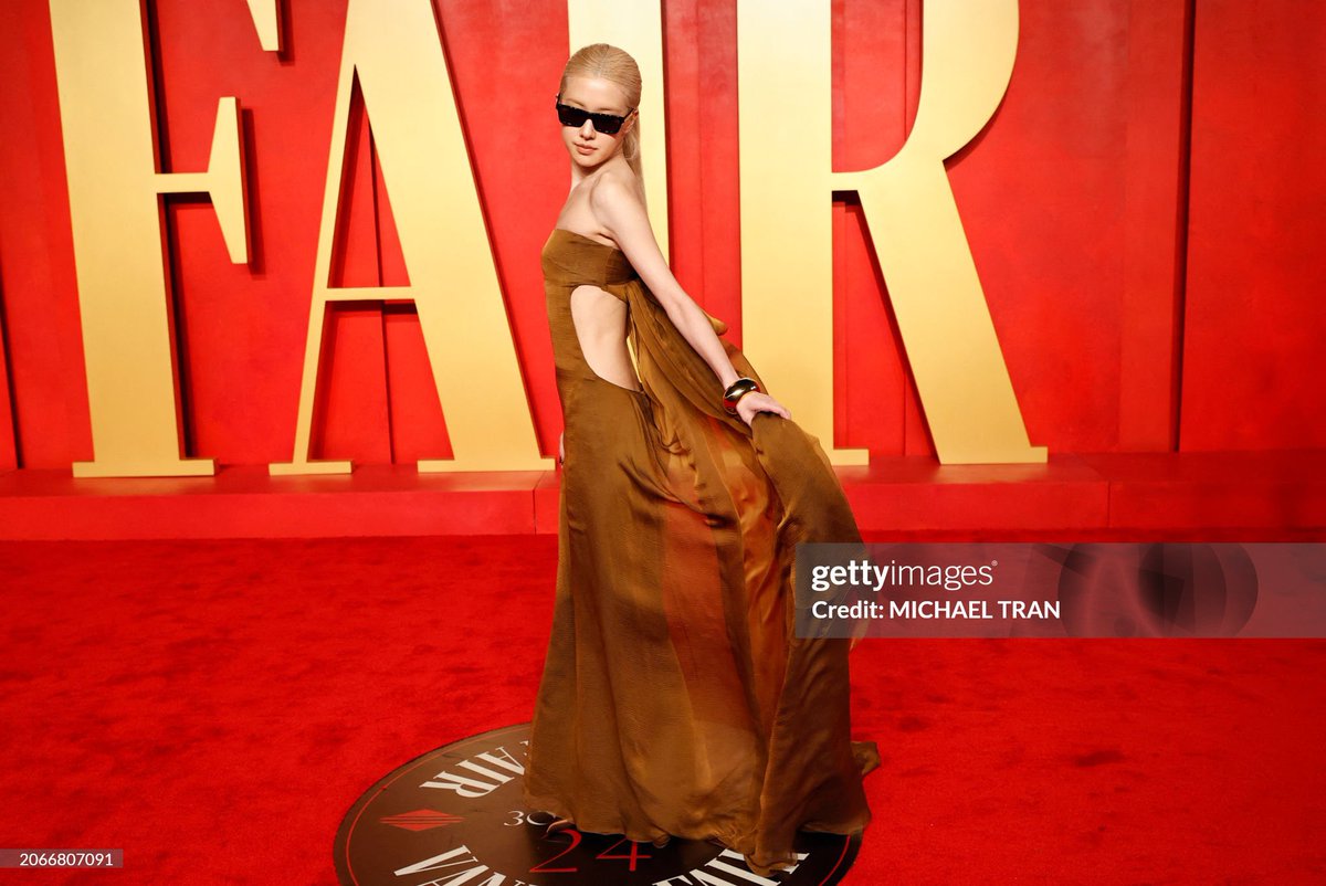 Jeff__Benjamin's tweet photo. Rosé of @BLACKPINK commands the spotlight at the @VanityFair @Oscars Party in Beverly Hills https://t.co/zY8SuZw98j